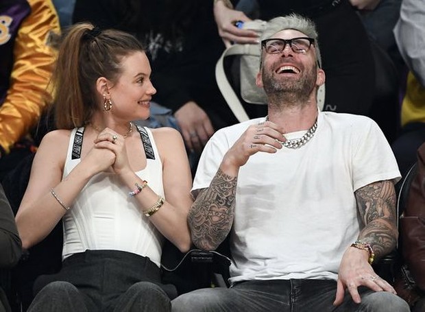 Berawal dari Maroon Five mencari model untuk video musik sampai akhirnya dianugerahi dua anak perempuan.