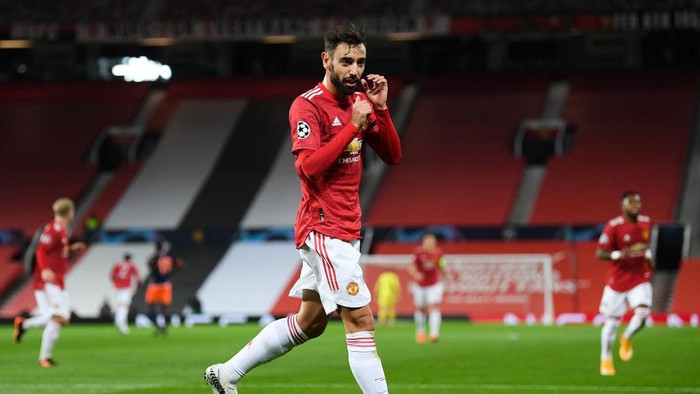 MANCHESTER, ENGLAND - NOVEMBER 24: Bruno Fernandes of Manchester United celebrates after scoring their sides second goal during the UEFA Champions League Group H stage match between Manchester United and İstanbul Basaksehir at Old Trafford on November 24, 2020 in Manchester, England. Sporting stadiums around the UK remain under strict restrictions due to the Coronavirus Pandemic as Government social distancing laws prohibit fans inside venues resulting in games being played behind closed doors. (Photo by Michael Regan/Getty Images)