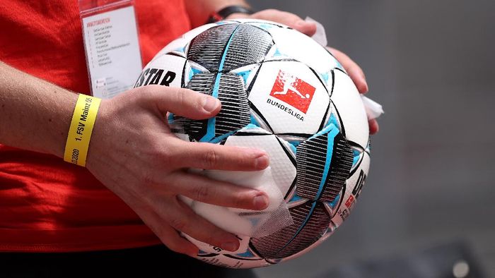 Bundesliga COLOGNE, GERMANY - MAY 17: Ball boys disinfect the footballs ahead of the Bundesliga match between 1. FC Koeln and 1. FSV Mainz 05 at RheinEnergieStadion on May 17, 2020 in Cologne, Germany. The Bundesliga and Second Bundesliga is the first professional league to resume the season after the nationwide lockdown due to the ongoing Coronavirus (COVID-19) pandemic. All matches until the end of the season will be played behind closed doors. (Photo by Lars Baron/Getty Images)