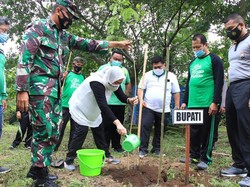 Bupati Anna Ajak Warga Bojonegoro Jaga Iklim Dunia dengan Tanam Pohon