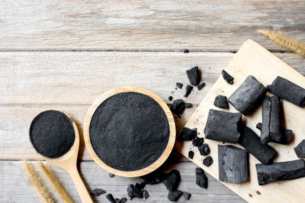 Charcoal Dry Shampoo/freepik.com Jika memiliki rambut berwarna dark brown dan hitam, kamu bisa menambahkan bubuk arang aktif bersama cacao powder mentah untuk membantu kamu memberikan warna spesifik pada rambut.