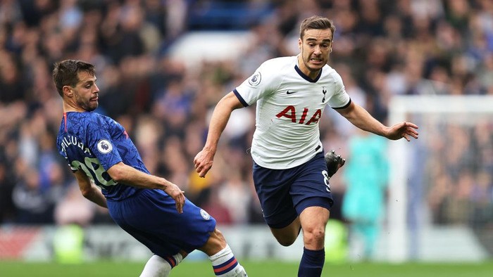 LONDON, ENGLAND - FEBRUARY 22: Harry Winks of Tottenham Hotspur runs past Cesar Azpilicueta of Chelsea during the Premier League match between Chelsea FC and Tottenham Hotspur at Stamford Bridge on February 22, 2020 in London, United Kingdom. (Photo by Julian Finney/Getty Images)