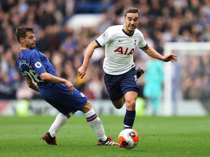 LONDON, ENGLAND - FEBRUARY 22: Harry Winks of Tottenham Hotspur runs past Cesar Azpilicueta of Chelsea during the Premier League match between Chelsea FC and Tottenham Hotspur at Stamford Bridge on February 22, 2020 in London, United Kingdom. (Photo by Julian Finney/Getty Images)