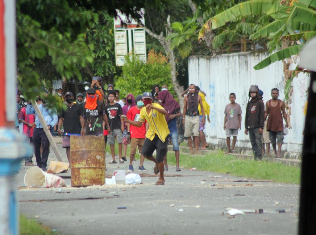 Potret Demonstrasi di Sorong yang Berakhir Ricuh Potret Demonstrasi di Sorong yang Berakhir Ricuh