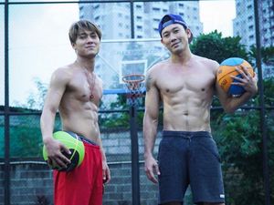 8 Adu Gaya Rizky Billar & Denny Sumargo Pamer Perut Sixpack, Bikin Salfok