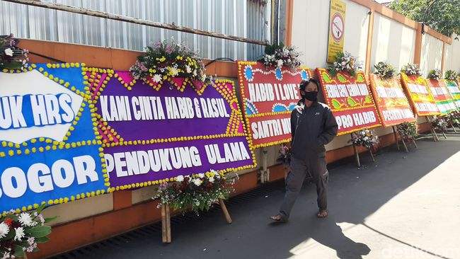 Deretan Karangan Bunga untuk Habib Rizieq di RS UMMI Bogor Deretan Karangan Bunga untuk Habib Rizieq di RS UMMI Bogor