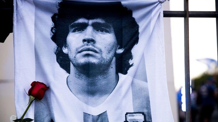 BUENOS AIRES, ARGENTINA - NOVEMBER 26: A shirt with the image of former football star Diego Maradona hangs on a fence on November 26, 2020 in Buenos Aires, Argentina. Diego Maradona, considered one of the biggest football stars in history, died at 60 from a heart attack on Wednesday in Buenos Aires.  (Photo by Tomas Cuesta/Getty Images)