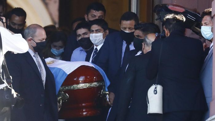 diego maradona meninggal diego maradona meninggal dunia timnas argentina Police detain a soccer fan at Plaza de Mayo, where mourners are lining up to see the casket with the remains of Diego Maradona lying in state inside the presidential palace, in Buenos Aires, Argentina, Thursday, Nov. 26, 2020. The Argentine soccer great who was among the best players ever and who led his country to the 1986 World Cup title died from a heart attack at his home Wednesday, at the age of 60. (AP Photo/Rodrigo Abd)