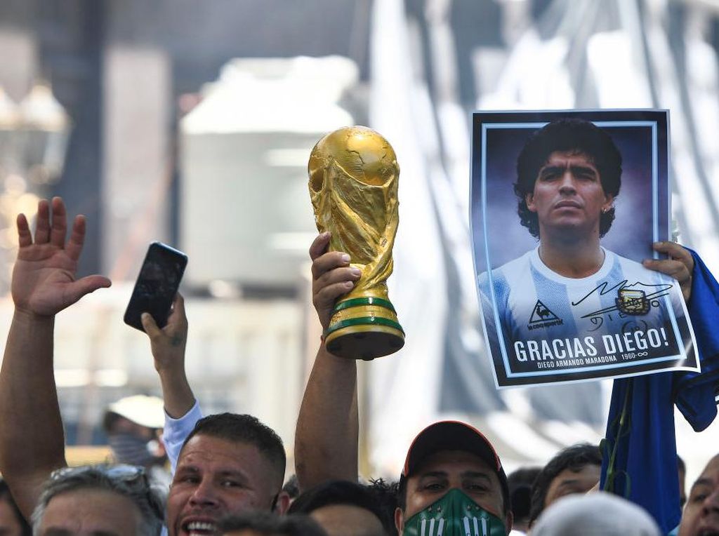 Kematian Maradona Dinilai Mencurigakan, Polisi Gerebek Rumah Dokter Pribadinya Kematian Maradona Dinilai Mencurigakan, Polisi Gerebek Rumah Dokter Pribadinya