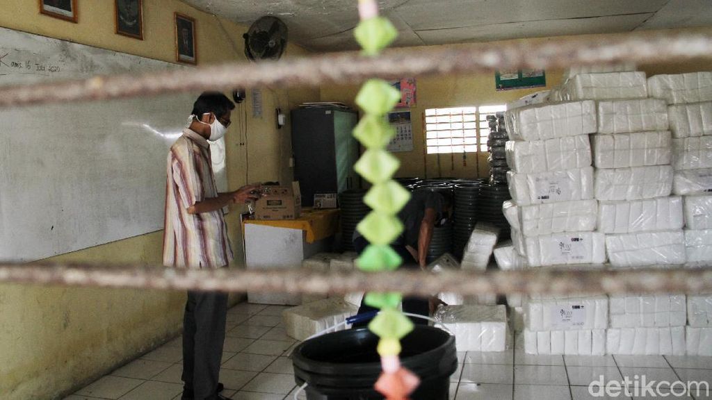 Distribusi Logistik Pilkada Kota Depok Petugas Panitia Pemilihan Kecamatan (PPK) mengecek logistik Pilkada Kota Depok yang sudah didistribusikan di setiap kecamatan, salah satunya yang ada di kantor Kecamatan Pancoran Mas, Depok, Jawa Barat, Jumat (27/11). Logistik seperti bilik suara, kertas tisu, ember untuk cuci tangan, sudah diterima, tinggal menunggu logistik seperti kotak suara dan perangkat lainnya
