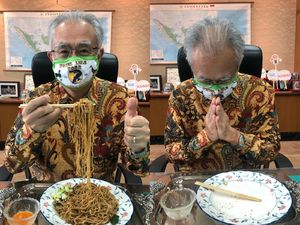 Keren! Dubes Jepang Pakai Masker Gambar Spanduk Pecel Lele