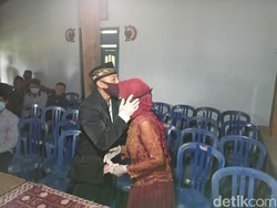 Kasmaran Duda Usia 29 dan Nenek 76 Tahun Berakhir di Pelaminan