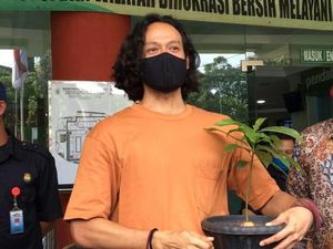 Pulang dari RSKO Cibubur, Dwi Sasono Bawa Pohon Alpukat Pulang dari RSKO Cibubur, Dwi Sasono Bawa Pohon Alpukat