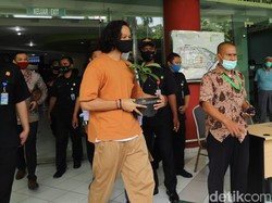 Raut Wajah Bahagia Widi Mulia Sambut Kebebasan Dwi Sasono