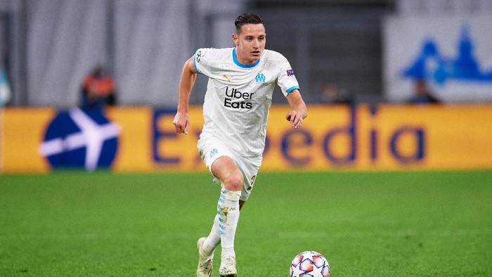 MARSEILLE, FRANCE - OCTOBER 27: Florian Thauvin of Olympique de Marseille runs with the ball during the UEFA Champions League Group C stage match between Olympique de Marseille and Manchester City at Stade Velodrome on October 27, 2020 in Marseille, France. Football Stadiums around Europe remain empty due to the Coronavirus Pandemic as Government social distancing laws prohibit fans inside venues resulting in fixtures being played behind closed doors. (Photo by Alex Caparros/Getty Images)