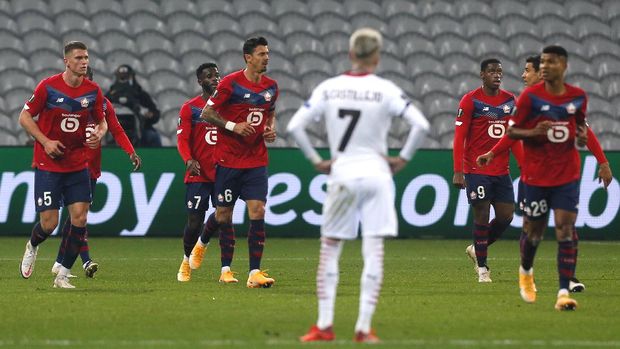Lille's Jonathan Bamba, rear left, celebrates with his teammates his goal against AC Milan during the Europa League Group H soccer match between Lille and AC Milan at the Stade Pierre Mauroy stadium in Villeneuve d'Ascq, northern France, Thursday, Nov. 26, 2020. (AP Photo/Michel Spingler)