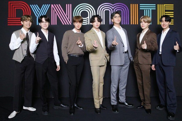 BTS saat mempromosikan lagu Dynamite