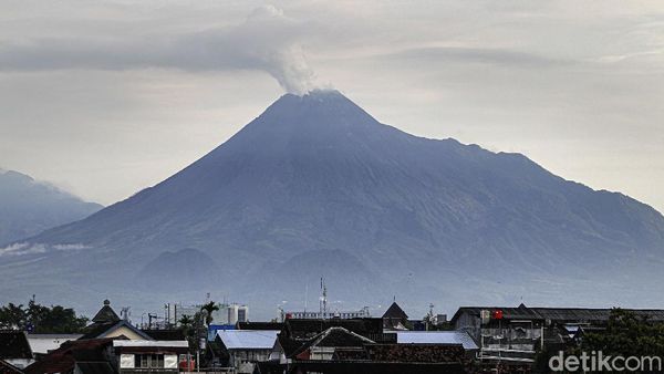 Gunung Merapi Semburkan Asap Sulfatara