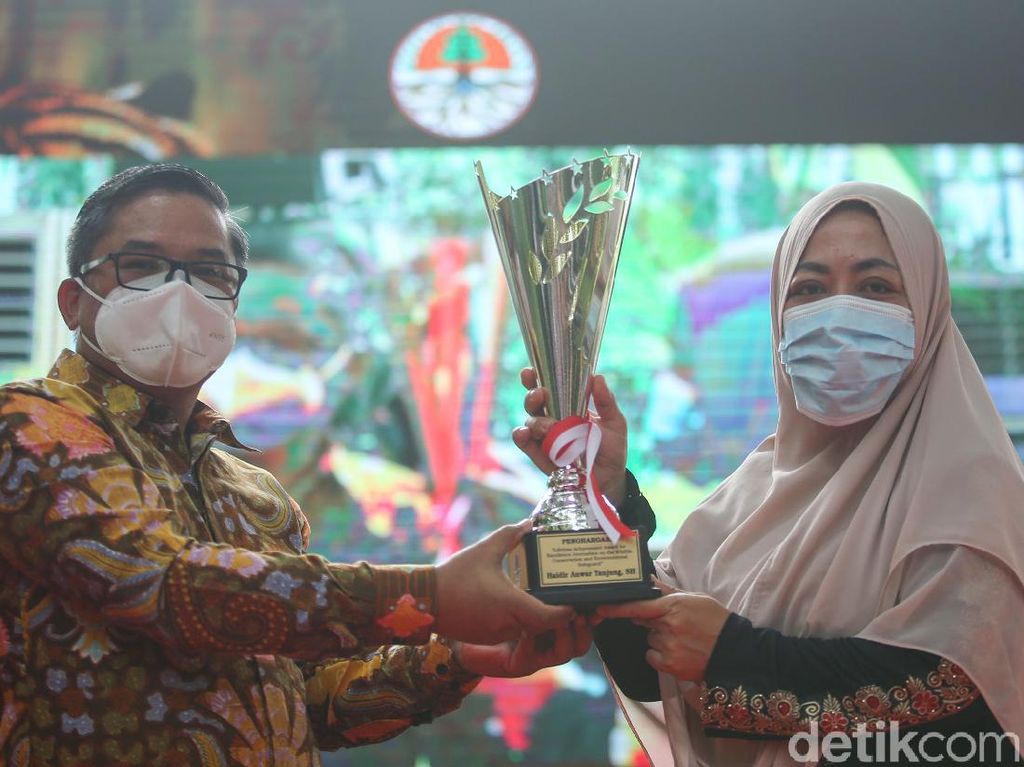 KLHK Beri Lifetime Achievement Award ke Jurnalis detikcom Haidir Anwar Tanjung