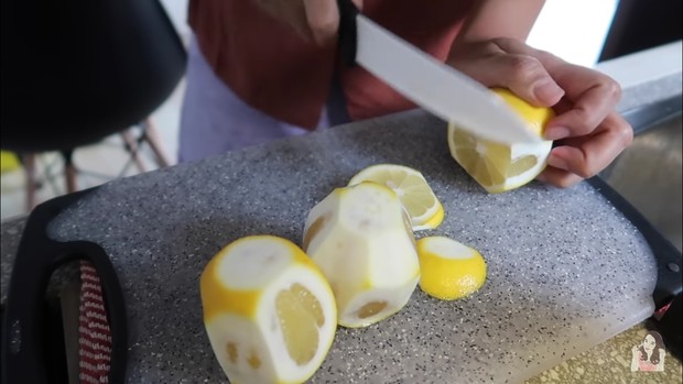 Infused lemon dibuat dengan mengupas dan mengiris lemon/youtube.com/Ririe Prams