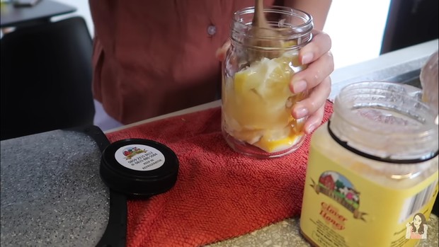 Infused lemon dibuat dengan menambahkan clover honey ke dalam jar berisi irisan lemon/youtube.com/Ririe Prams
