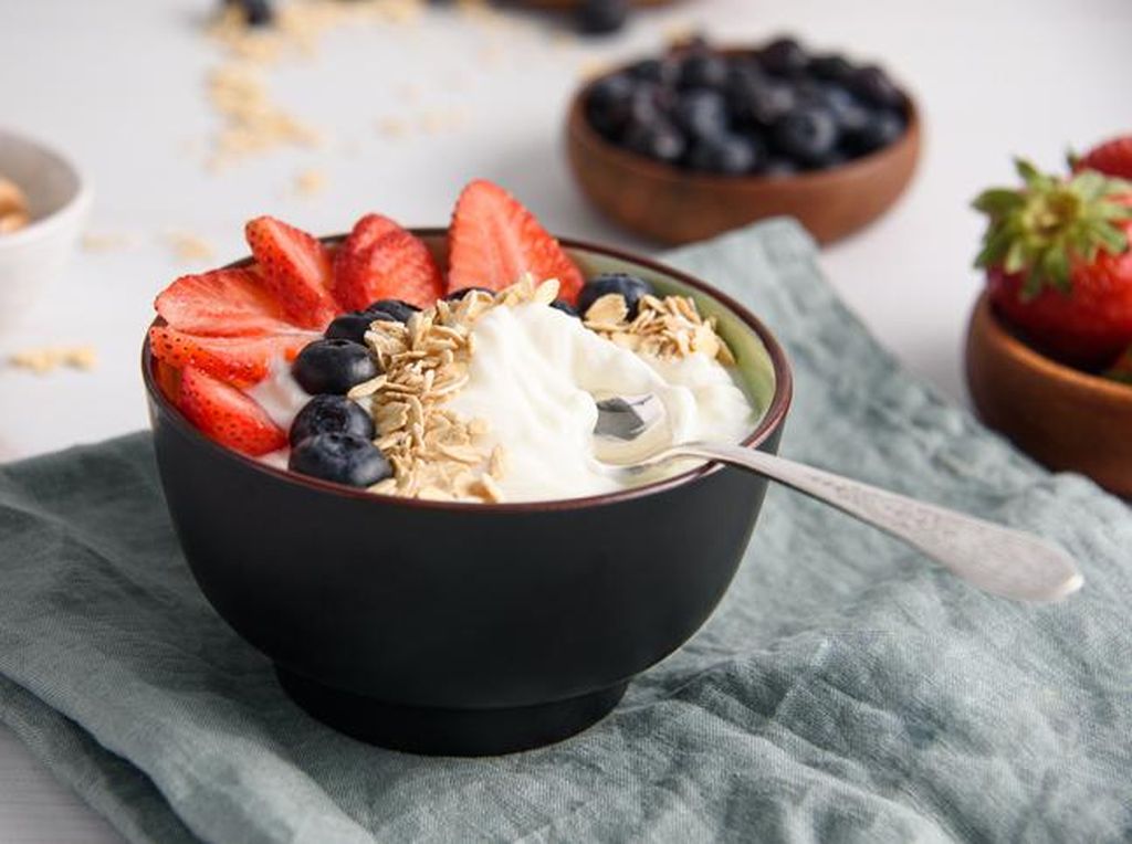 Ini Dia 5 Kesalahan Saat Makan Yogurt yang Bisa Bikin Gendut Ini Dia 5 Kesalahan Saat Makan Yogurt yang Bisa Bikin Gendut
