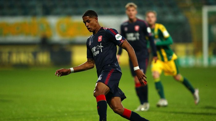 THE HAGUE, NETHERLANDS - NOVEMBER 07:   Jayden Oosterwolde of FC Twente in action during the Dutch Eredivisie match between ADO Den Haag and FC Twente at Cars Jeans Stadion on November 07, 2020 in The Hague, Netherlands. (Photo by Dean Mouhtaropoulos/Getty Images)