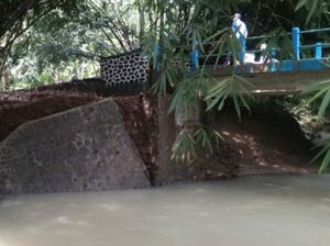 Tergerus Air Sungai, Jembatan di Ciamis Terancam Ambruk