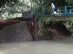 Tergerus Air Sungai, Jembatan di Ciamis Terancam Ambruk