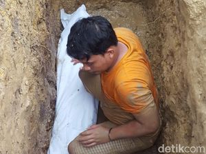 Cerita Jasad Kiai di Sampang yang Masih Utuh Meski Sudah 3 Tahun Terkubur Cerita Jasad Kiai di Sampang yang Masih Utuh Meski Sudah 3 Tahun Terkubur