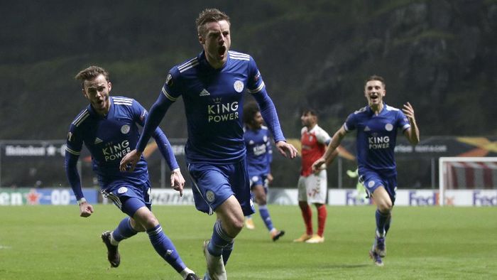 Leicester City Leicesters Jamie Vardy, center, celebrates after scoring his sides third goal during the Europa League group G soccer match between SC Braga and Leicester City at the Municipal stadium in Braga, Portugal, Thursday, Nov. 26, 2020. (AP Photo/Luis Vieira)