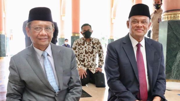 Mahfud MD met Gatot Nurmantyo at the UGM campus mosque