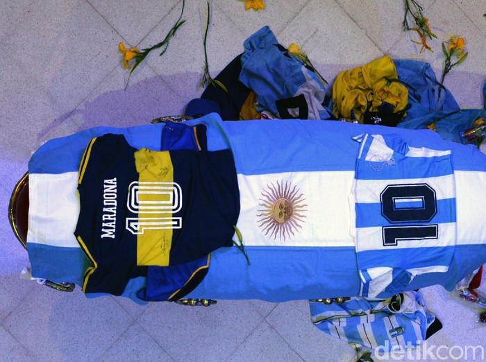 Jenazah Diego Maradona dimakamkan di Jardin Bella Vista, Argentina. Hanya sedikit orang yang diizinkan menghadirinya.