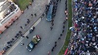 Warga memadati jalanan yang dilintasi iring-iringan mobil yang membawa jenazah Maradona ke pemakaman. AP Photo/Mario De Fina.