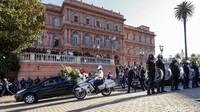Iring-iringan mobil yang membawa jenazah Maradona diberangkatkan ke pemakanan dengan pengawalan ketat polisi Argentina. AP Photo/Natacha Pisarenko.