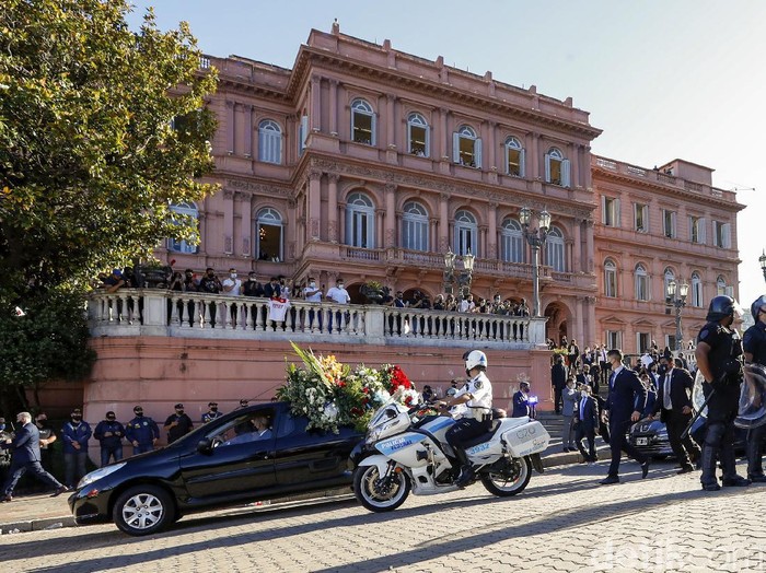 Jenazah Diego Maradona dimakamkan di Jardin Bella Vista, Argentina. Hanya sedikit orang yang diizinkan menghadirinya.