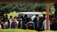 Dalam prosesi pemakaman, hanya sedikit orang yang diizinkan hadir di dekat pusara Maradona. Juan Tesone/Clarin via AP.