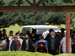Dalam prosesi pemakaman, hanya sedikit orang yang diizinkan hadir di dekat pusara Maradona. Juan Tesone/Clarin via AP.