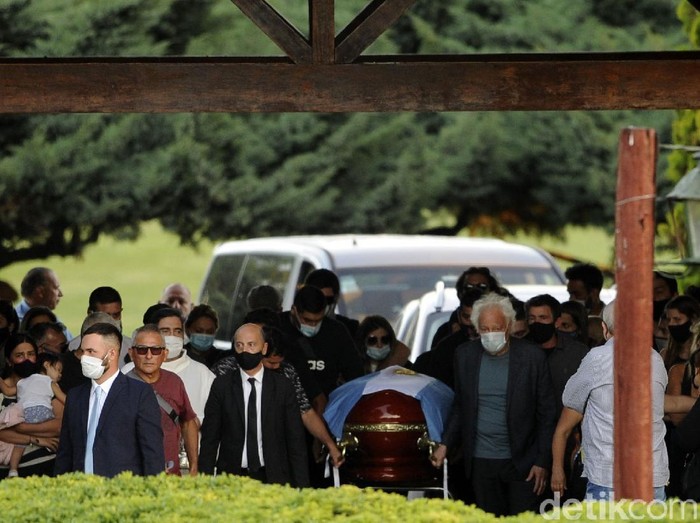Jenazah Diego Maradona dimakamkan di Jardin Bella Vista, Argentina. Hanya sedikit orang yang diizinkan menghadirinya.