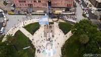 Bendera setengah tiang juga dikibarkan untuk memberikan penghormatan kepada legenda sepakbola Argentina tersebut. AP Photo/Mario De Fina..