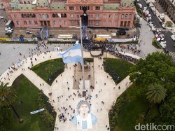 Bendera setengah tiang juga dikibarkan untuk memberikan penghormatan kepada legenda sepakbola Argentina tersebut. AP Photo/Mario De Fina..
