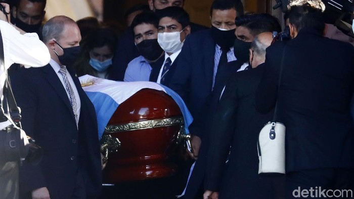 Jenazah Diego Maradona dimakamkan di Jardin Bella Vista, Argentina. Hanya sedikit orang yang diizinkan menghadirinya.