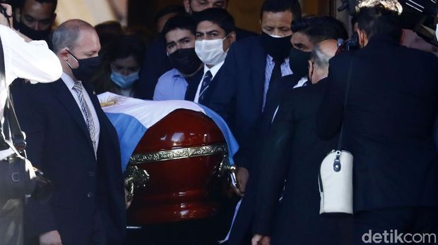 Jenazah Diego Maradona dimakamkan di Jardin Bella Vista, Argentina. Hanya sedikit orang yang diizinkan menghadirinya.