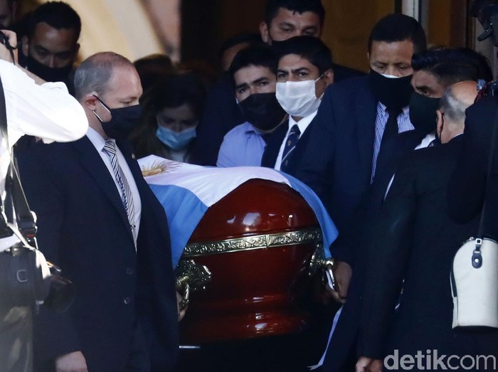 Jenazah Diego Maradona dimakamkan di Jardin Bella Vista, Argentina. Hanya sedikit orang yang diizinkan menghadirinya.