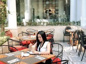 Pose Seksi Mareta Angel saat Makan di Restoran Mewah Pose Seksi Mareta Angel saat Makan di Restoran Mewah