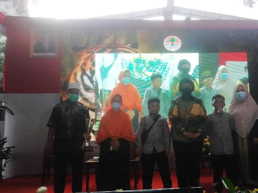 Menteri LHK Siti Nurbaya Beri Beasiswa ke Anak Jurnalis Haidir Tanjung