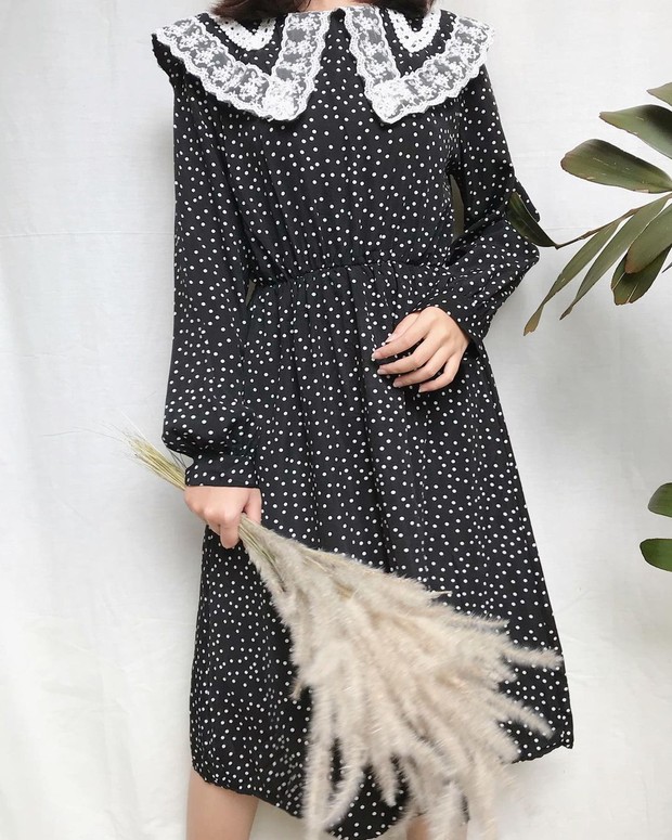 Midi dress lengan panjang (instagram.com/bhoomi.tone) Midi dress lengan panjang dengan keras beraksen lace.