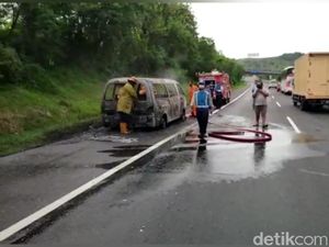 Diduga Konsleting, Sebuah Minibus Terbakar di Tol Cipularang
