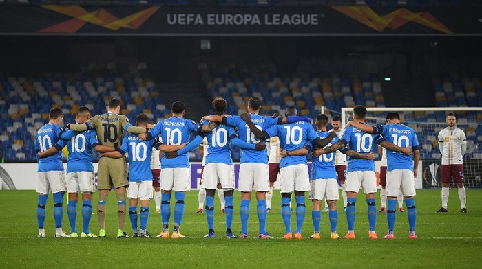 NAPLES, ITALY - NOVEMBER 26: Players and Officials observe a minute of silence wearing number 10 on their shirts prior to kick off in memory of Diego Maradona while wearing a black armband on their sleeve of their shirts in memory of Diego Maradona during the UEFA Europa League Group F stage match between SSC Napoli and HNK Rijeka at Stadio San Paolo on November 26, 2020 in Naples, Italy. Sporting stadiums around Italy remain under strict restrictions due to the Coronavirus Pandemic as Government social distancing laws prohibit fans inside venues resulting in games being played behind closed doors. (Photo by Francesco Pecoraro/Getty Images)