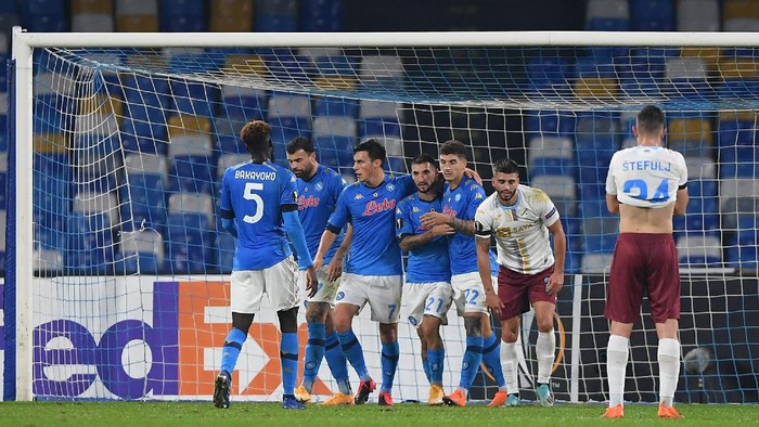 NAPLES, ITALY - NOVEMBER 26: Matteo Politano of S.S.C. Napoli  celebrates after scoring their teams first goal with his team during the UEFA Europa League Group F stage match between SSC Napoli and HNK Rijeka at Stadio San Paolo on November 26, 2020 in Naples, Italy. Sporting stadiums around Italy remain under strict restrictions due to the Coronavirus Pandemic as Government social distancing laws prohibit fans inside venues resulting in games being played behind closed doors. (Photo by Francesco Pecoraro/Getty Images)